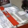 Двенадцать золотых цепей стащил грабитель из ювелирки в Чите. 33-летний мэн...