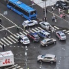 Судя по кадрам очевидцев, движение на перекрёстке рядом с парковкой остановлено после взрыва в авто.