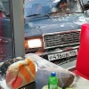 Машина врезалась в здание закусочной на конечной остановке троллейбуса №37