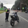 Питбайкер ехал на одном колесе и рухнул на женщину-пешехода в Заречном. Она...