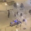 Скорую помощь, приехавшую на вызов в Москве, выталкивали из сугроба «всем двором».