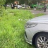 Автобус влетел в ограждение на Юго-Западе из-за самокатчика