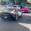 Майами уже готовится к выходу GTA VI — по улицам ездит колонна стилизованных машин: полицейский суперкар Lamborghini с надписью Vice Beach Police, розовый Ferrari и Corvette в пёстрой плёнке.