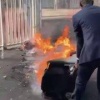 Французский мэр поддержал забастовку школьников танцем у мусорки, что не оценили местные жители.