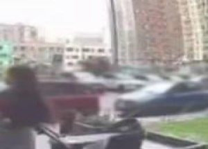 В ЖК «Томилино Парк» кто-то скинул с верхнего этажа бутылку с водой, которая...