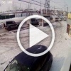 В Новосибирске водитель кроссовера, едущий между рядами,...