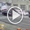 Таксист сбил девушку на пешеходном переходе в Санкт-Петербурге и увез ее с места ДТП.