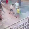 Неадекват разбил лицо 11-летнему самокатчику в московском метро