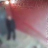 Подростки срывают наклейку о наличии видеонаблюдения в подъезде дома Братска