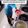 В Санкт-Петербурге в одном из кафе камера запечатлела уборщика, который...