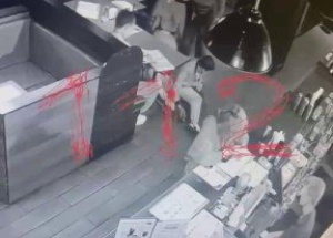 Охранник отправил посетителя клуба на Арбате в Москве в нокаут.