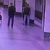 В московском метро мужчина сорвал с пассажира золотую цепочку