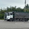 В Киселёвске большегрузы разбили дорогу и потеряли колёса прямо на переезде