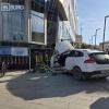 Автомобиль врезался в бизнес-центр на Народной Воли
