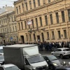 Все эти люди выстроились сегодня в очередь за бесплатным раменом в центре...