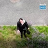 Женщина, посадите цветы назад Садовод-гангстер промышляет в садах на Маршала...