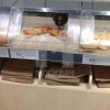 Голубя, который беззаботно клюет выпечку в супермаркете в Малаховке под...