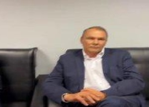 Жизнь россиян сильно улучшилась после запрета вывесок на английском языке, заявил вице-спикер Госдумы