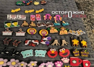 Москвичка случайно получила товары с ЛГБТ*-символикой при заказе набора джиббитсов на маркетплейсе.