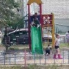 В Тюмени после ливней детская площадка превратилась в аквапарк. Власти говорят, что откачивать воду из импровизированного аттракциона никто не просил.