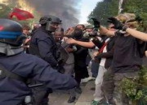 Мэр самого криминального пригорода Парижа – Сен-Дени – попал под слезоточивый...