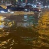 Екатеринбург снова поплыл. Такая обстановка сейчас на перекрёстке Ильича —...