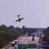 Самолет буквально впечатался в шоссе в итальянской коммуне Аццано-Мелла.