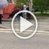 Зацеперы снова балуются: пытаются залезть на 19 трамвай...