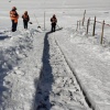 Спасатели роют траншеи во льду, чтобы не пускать машины...