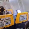 Пассажира засосало в разбившийся иллюминатор самолёта во время взлёта рейса из Салоник