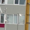 В ЯНАО очевидцы заметили девушку в окне, смотревшую выступление, пока ее тр*хал парень
