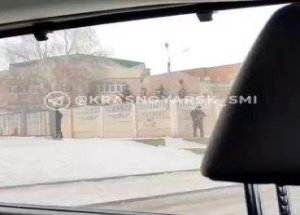 Закладки копают прямо у школы на глазах у охраны в Красноярске.