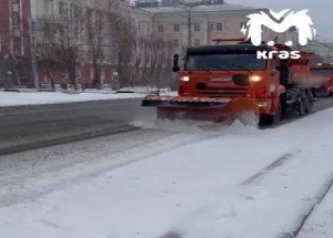 Снегоуборочную технику выкатили на улицы Красноярска уже в октябре. В мэрии...
