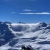 Красиво: на склонах Эльбруса можно увидеть, как облачная масса перетекает через хребет и спускается вниз, словно водопад