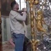 На Украине мужчина закрыл тканью двуглавых орлов в Софийском соборе Киева, заявив, что борется с «российскими имперскими символами».