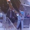 Обычная поездка в метро закончилась дракой На эскалаторе в переходе с...