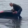Мужик героически спас водителя из тонущей машины 40-летний китаец, став...