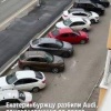 На Рощинской, 44 в припаркованные машины кидали молотки и кирпичи