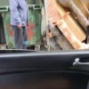 На Волгоградской мужичок хотел поджечь мусорку, но его остановили