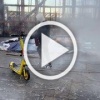Школьники пробрались в сгоревший после теракта «Крокус». Всё ради ролика на электросамокате с огнетушителем.