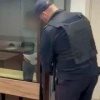 В Подмосковье парень убежал за полицией, пока мужчина с пистолетом тащил его девушку в кусты.