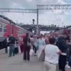 На вокзале «Новосибирск-Главный» пассажирам приходится бежать к электричкам...