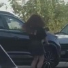 Под задорный крик «Панки, хой!» женщина разнесла дорожным знаком несколько...