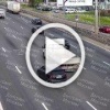 В Москве мотоциклист на полной скорости влетел в легковушку. Движение на МКАД парализовано