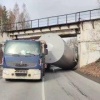 Въезд в Ревду заблокировала перевернувшаяся цистерна. Собирается большая...