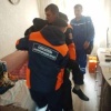 В Канске спасатели помогли медикам доставить пациента в машину скорой помощи...