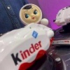В мастерской сделали тормоза в стиле Kinder — выглядят как игрушка, но внутри всё серьёзно: комплект Brembo F50 с четырёхпоршневыми суппортами и дисками 355 мм.