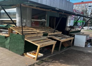 В Новосибирске изъяли более 750 кг овощей и фруктов у нелегального торговца В...