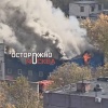 Крыша здания загорелась на юго-востоке Москвы, есть угроза обрушения.