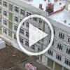 Строительный мусор разлетелся по всей улице на Виктора...